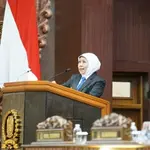 Gubernur Jawa Timur, Khofifah Indar Parawansa, dalam Rapat Paripurna DPRD Jawa Timur